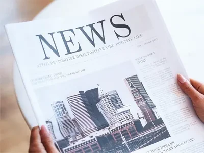 تم تزيين الحقائب المدرسية للطلاب بزخارف عاكسة لحماية سلامة الطلاب