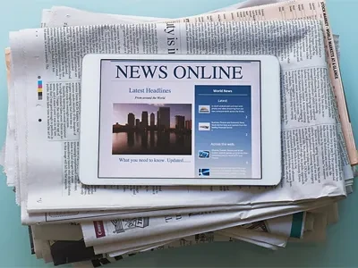 القليل من رجال شرطة المرور يرتدون بدلات عاكسة