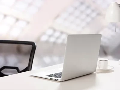 شرطة المرور التي ترتدي سترة عاكسة للسلامة تحقق في 56 مركبة غير قانونية لمدة س...