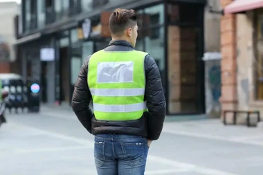 ماذا تعني ألوان سترة السلامة؟