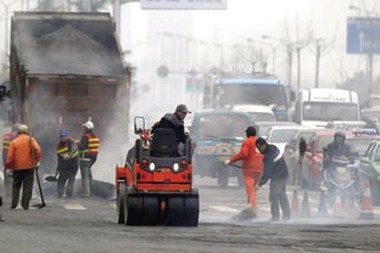 لماذا يجب على عمال الطرق ارتداء السترات العاكسة؟