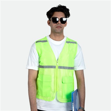 هل يحتاج موظفو شركة الخدمات اللوجستية إلى ارتداء سترات عاكسة؟