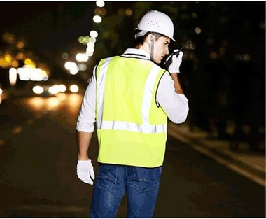 إنتاج واستخدام القماش العاكس