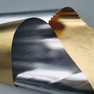 يقوم الفنان بإعادة تدوير المواد العاكسة لإنشاء قطع رومانسية وحنين