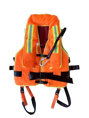 الطريقة الصحيحة لارتداء سترة النجاة، يجب أن يكون الحبل مربوطاً بقوة إلى الفخذ!