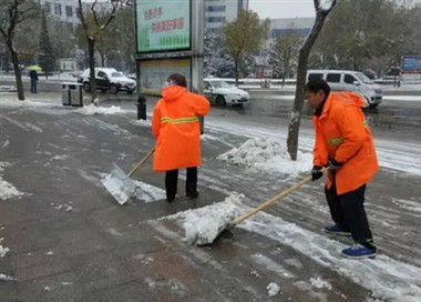 ما هي الفوائد التي تجلبها الملابس العاكسة لعمال النظافة؟