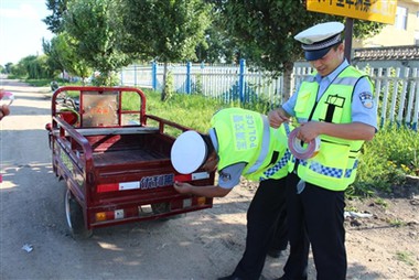 ملصقات عاكسة صغيرة، تضيء الجماهير بأمان خارج الطريق