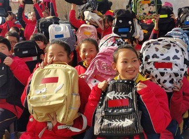 قم بتنفيذ حقائب مدرسية عاكسة للضوء في الحرم الجامعي لإضاءة نشاط طريق السفر