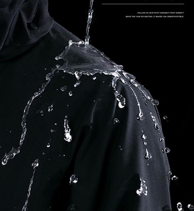 معطف واق من المطر عاكس يجمع بين الأناقة والسلامة