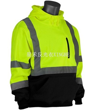 عاكس البلوز الأسود أسفل مقنعين السترة