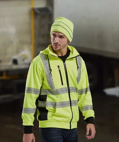 إنها تثلج، لكنه يرتدي فقط بطانة قطنية عاكسة. السر هو...