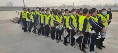 من الآمن أن نراها بملابس السلامة العاكسة