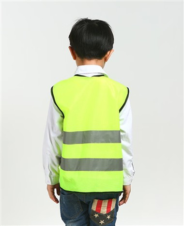 إن ارتداء سترة الأمان المضيئة يجعلك في مأمن من أن يتم رصدك.