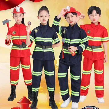 نرتدي سترات عاكسة للضوء، نحن أيضًا مثل شرطة المرور الصغيرة،